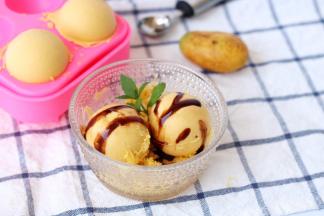 硅胶的模具脱模很方便，省了挖球的功夫，挤出来淋上一些巧克力酱开吃啦