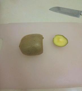 把猕猴桃的顶部切掉一点。