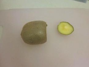 把猕猴桃的顶部切掉一点。