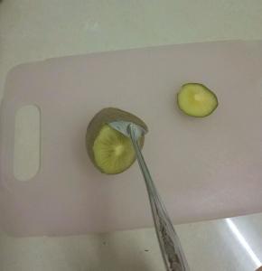 用勺子沿着皮肉转一圈。