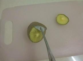 用勺子沿着皮肉转一圈。