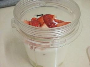 再把剩余的猕猴桃放入料理机中，加入酸奶和切成丁的草莓，打匀。