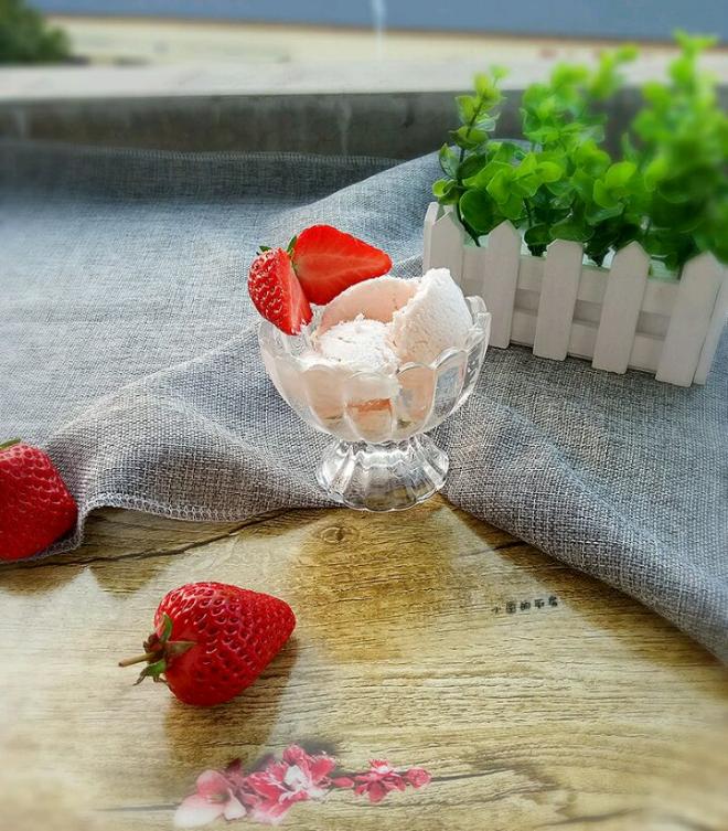 草莓酸奶冰淇淋