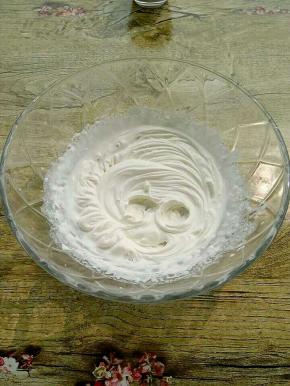 把淡奶油和白糖倒入碗中。打发备用。