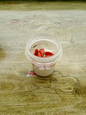 草莓和酸奶放入料理机中打匀