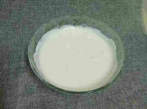 放入冰箱冷冻过夜即可(期间每隔一个小时搅拌一次，重复两次即可)