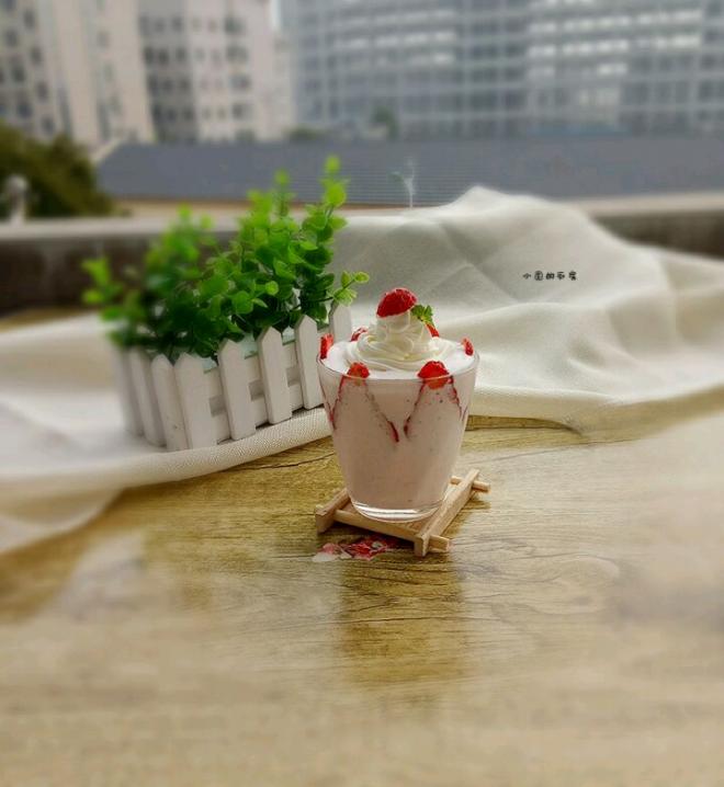 草莓奶油酸奶杯