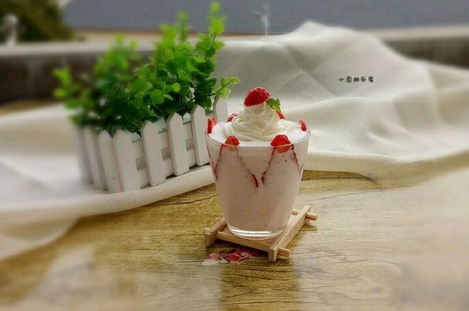 草莓奶油酸奶杯