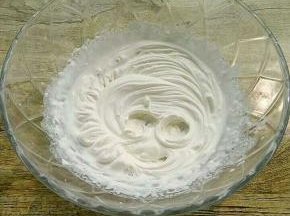 淡奶油加入白糖打发，装入裱花袋中备用。