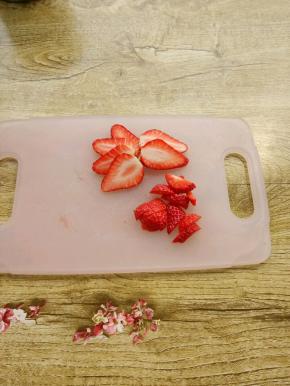 把草莓洗净后切成片