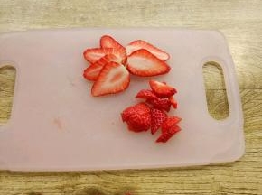 把草莓洗净后切成片
