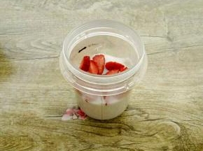 把剩余草莓的边边角角和酸奶放入料理机中打匀。