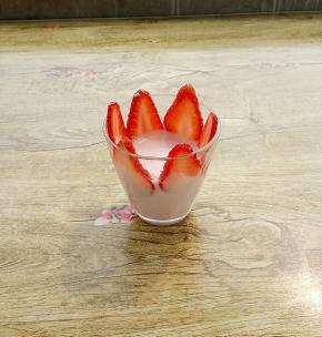 再把草莓片贴上