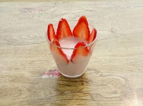 再把草莓片贴上