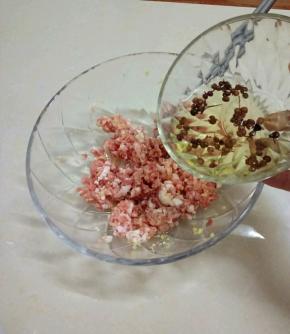 把肉末，姜末搅拌均匀，再分三次加入花椒水搅拌均匀