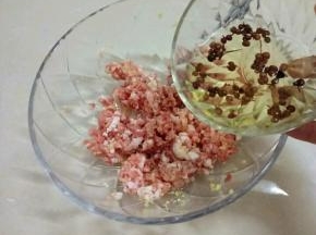 把肉末，姜末搅拌均匀，再分三次加入花椒水搅拌均匀