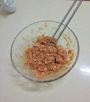 加入蚝油，生抽，白糖拌匀。