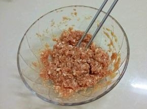 加入蚝油，生抽，白糖拌匀。