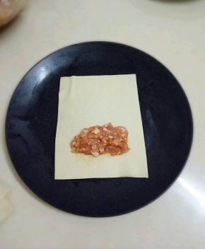 把肉馅放在千张上