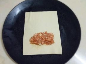 把肉馅放在千张上