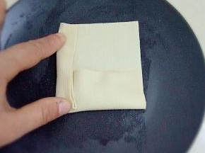 把左右两边折起