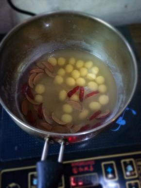 锅里面做水烧开，下红枣，南瓜圆子，煮个三分钟将其煮熟。