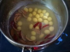 锅里面做水烧开，下红枣，南瓜圆子，煮个三分钟将其煮熟。