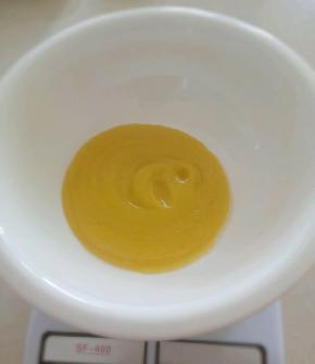 南瓜圆子的做法:把100克的南瓜泥倒入碗中(就是南瓜蒸熟搅拌成泥)。