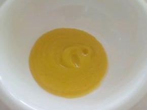 南瓜圆子的做法:把100克的南瓜泥倒入碗中(就是南瓜蒸熟搅拌成泥)。