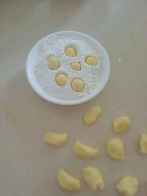 放入糯米粉中滚一圈即可，吃不完的可以放入冰箱冷冻。随吃随取，，