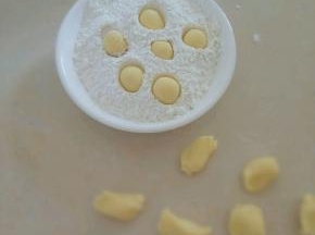 放入糯米粉中滚一圈即可，吃不完的可以放入冰箱冷冻。随吃随取，，