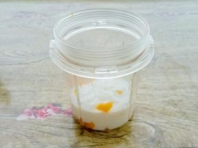 加入1/3的酸奶打匀