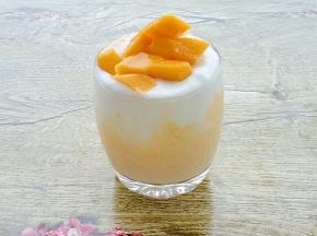 顶部放上芒果即可