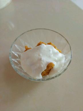 把酸奶和红薯倒入碗中。