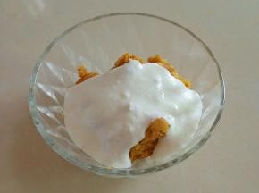 把酸奶和红薯倒入碗中。