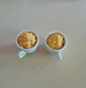 再放上一层酸奶红薯泥。