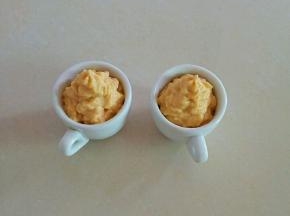 再放上一层酸奶红薯泥。