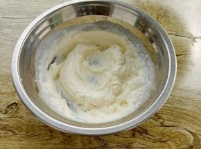 淡奶油加白糖打发