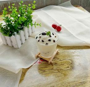 倒入杯中，放上果干即可