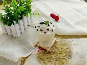 倒入杯中，放上果干即可