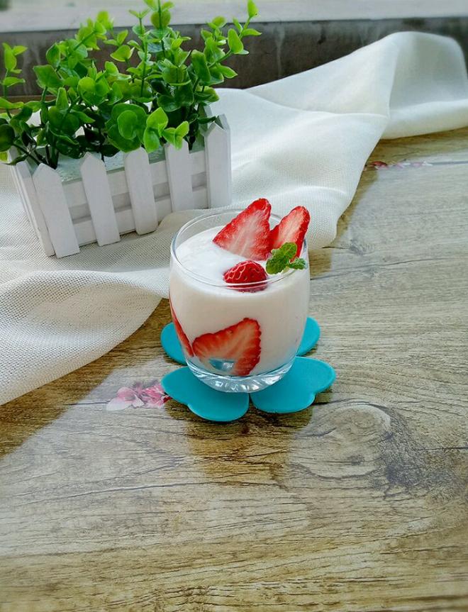草莓酸奶杯