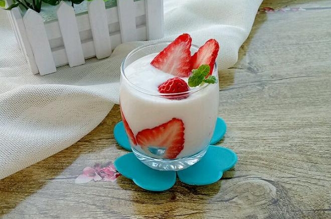 草莓酸奶杯
