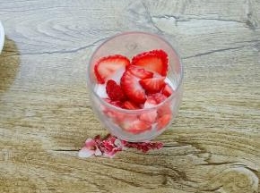 放上草莓丁
