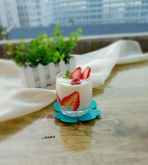 放上草莓装饰即可