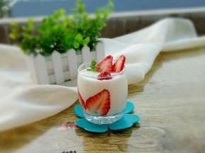 放上草莓装饰即可