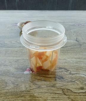 苹果切小丁放入料理机中