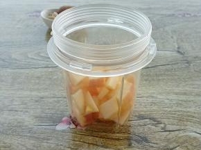 苹果切小丁放入料理机中