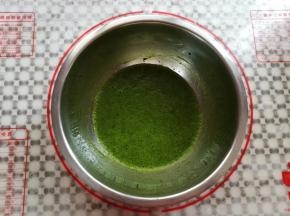 菠菜汁里加入30克的葵花籽油混合均匀