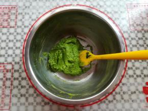 十字切拌手法拌匀，不要画圈搅拌，容易起筋