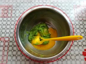 分3次加入蛋黄，拌匀后再加入另外一个蛋黄